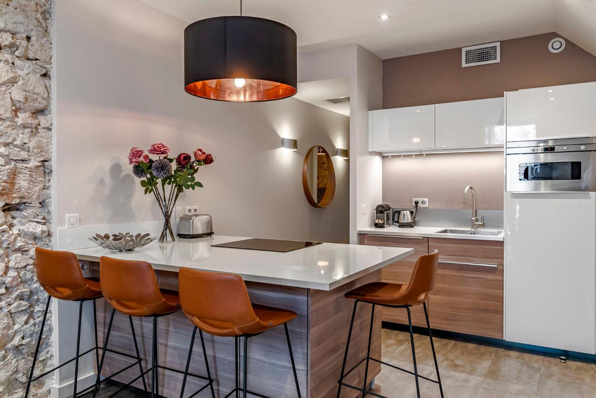 Luxury Family 2Br - Prime Location, Walk To Beach & Shopping, Sunny Balcony - Totolulu Cannes Hoche Exterior photo