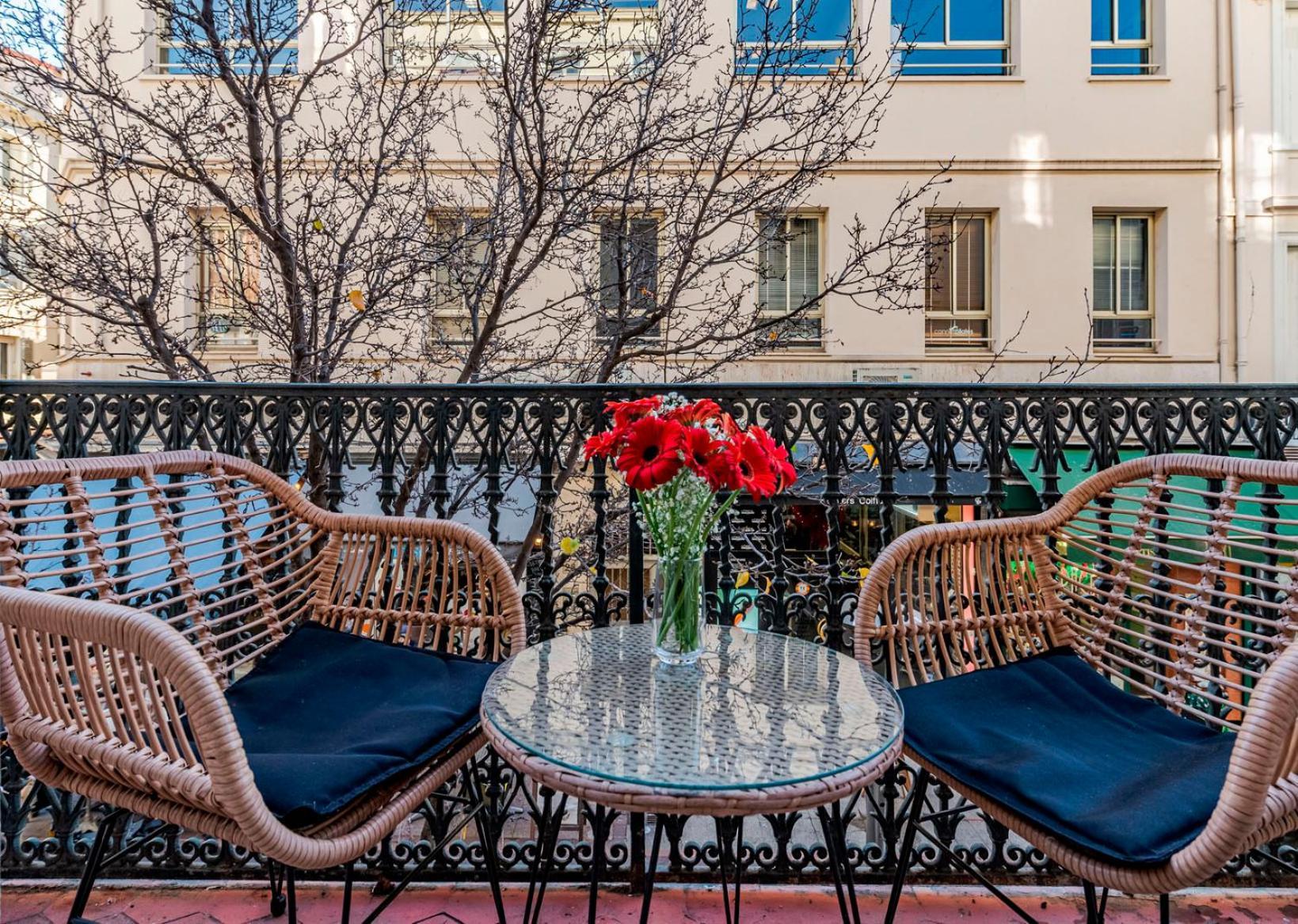 Luxury Family 2Br - Prime Location, Walk To Beach & Shopping, Sunny Balcony - Totolulu Cannes Hoche Exterior photo